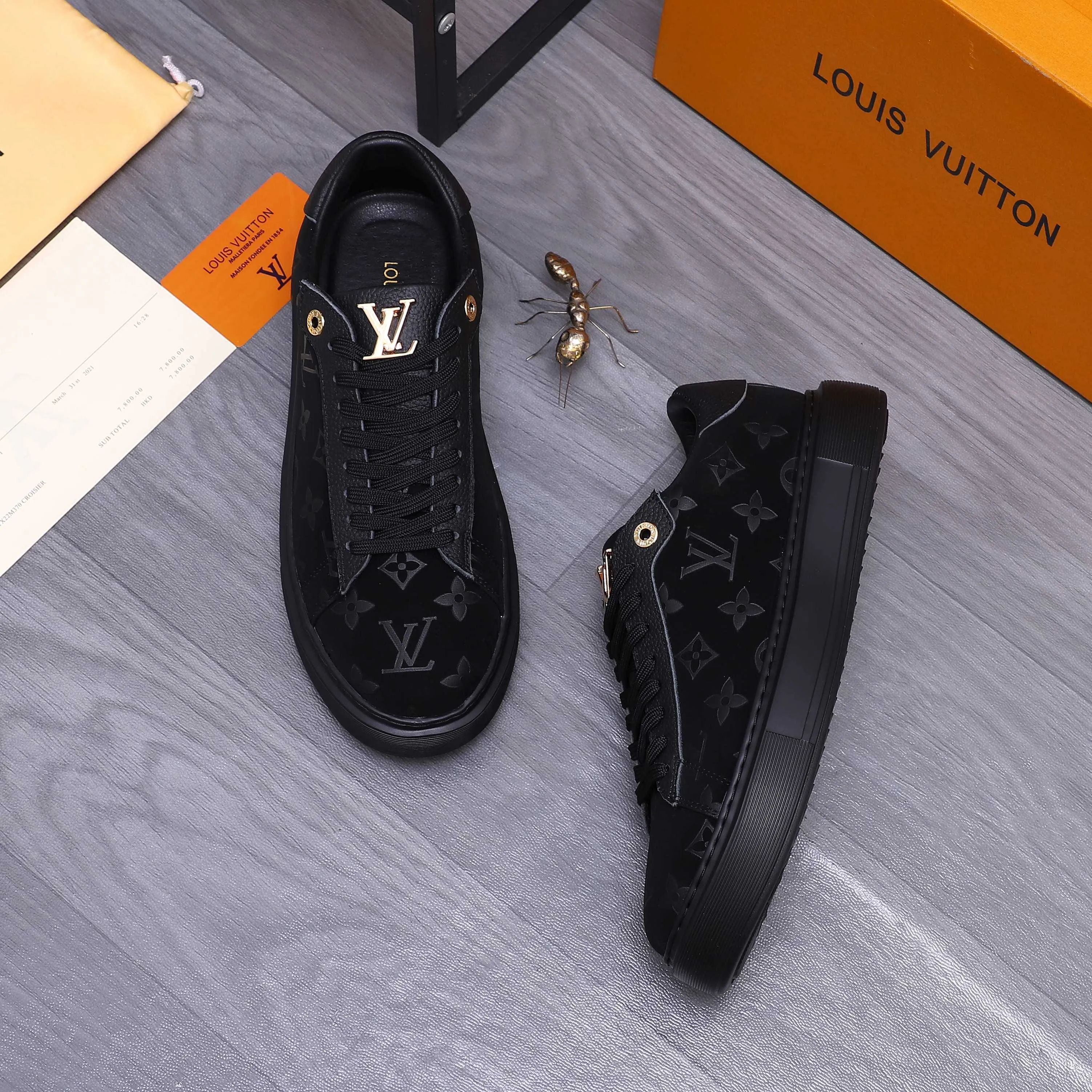 Men's shoes 💰442 Product trademark: LV [Louis Vuitton] Casual shoes True size. Size: 38-44 Product materials: Selected embossed frosted cowhide upper, sheepskin lining, cowhide insole, rubber outsole